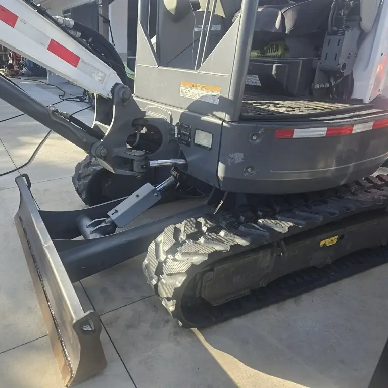 Bobcat E26 on the job